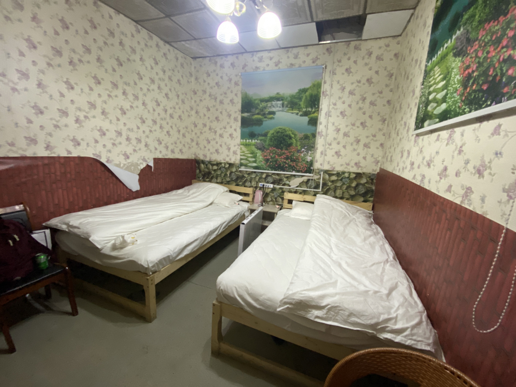 14入住新藏线三十里营房 神仙湾名宿 房间设施如图,没有独立洗手间