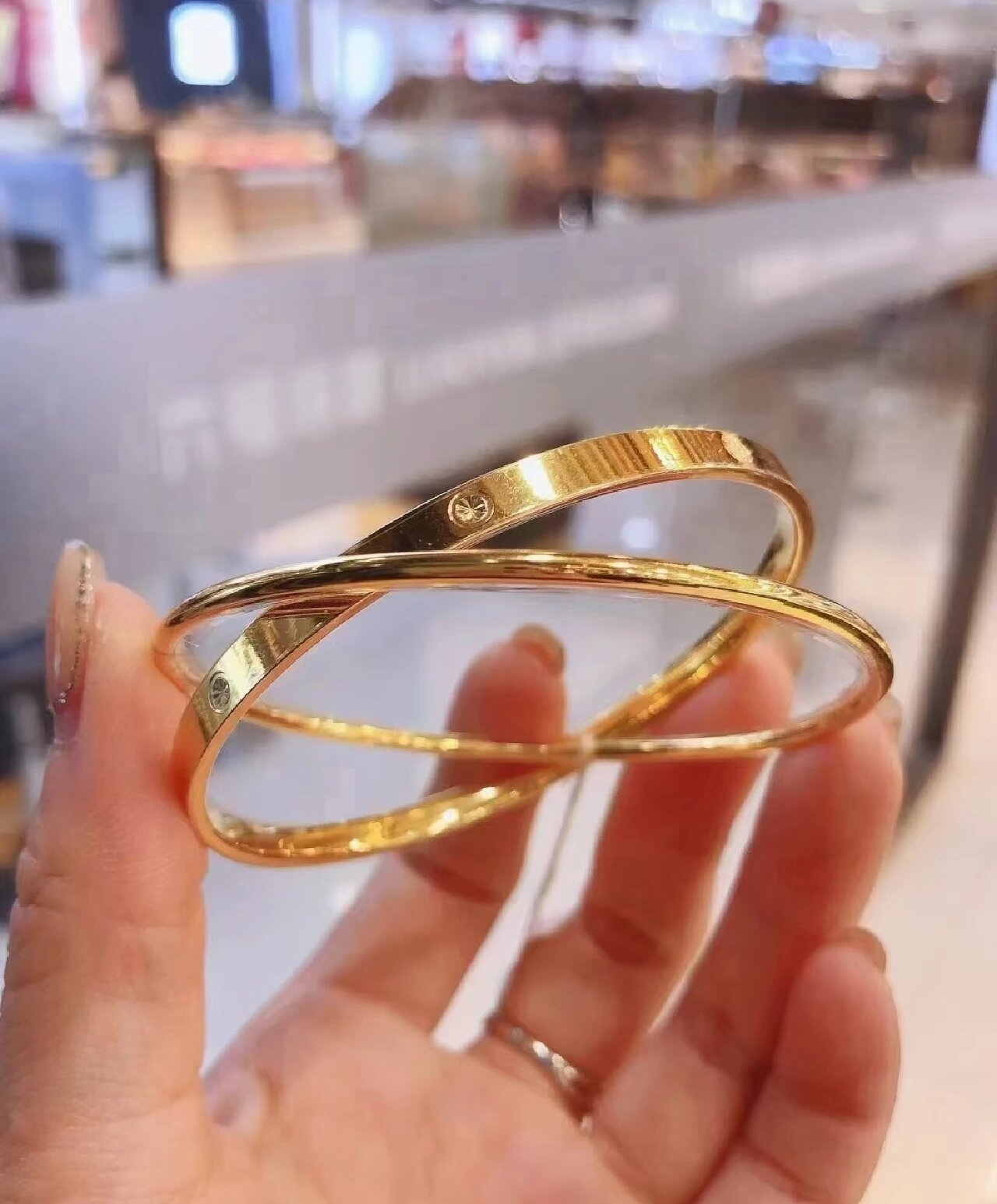 黄金双环手镯 ~双环相扣 ,承载着关爱和祝福,作为恋人赠送的信物,则