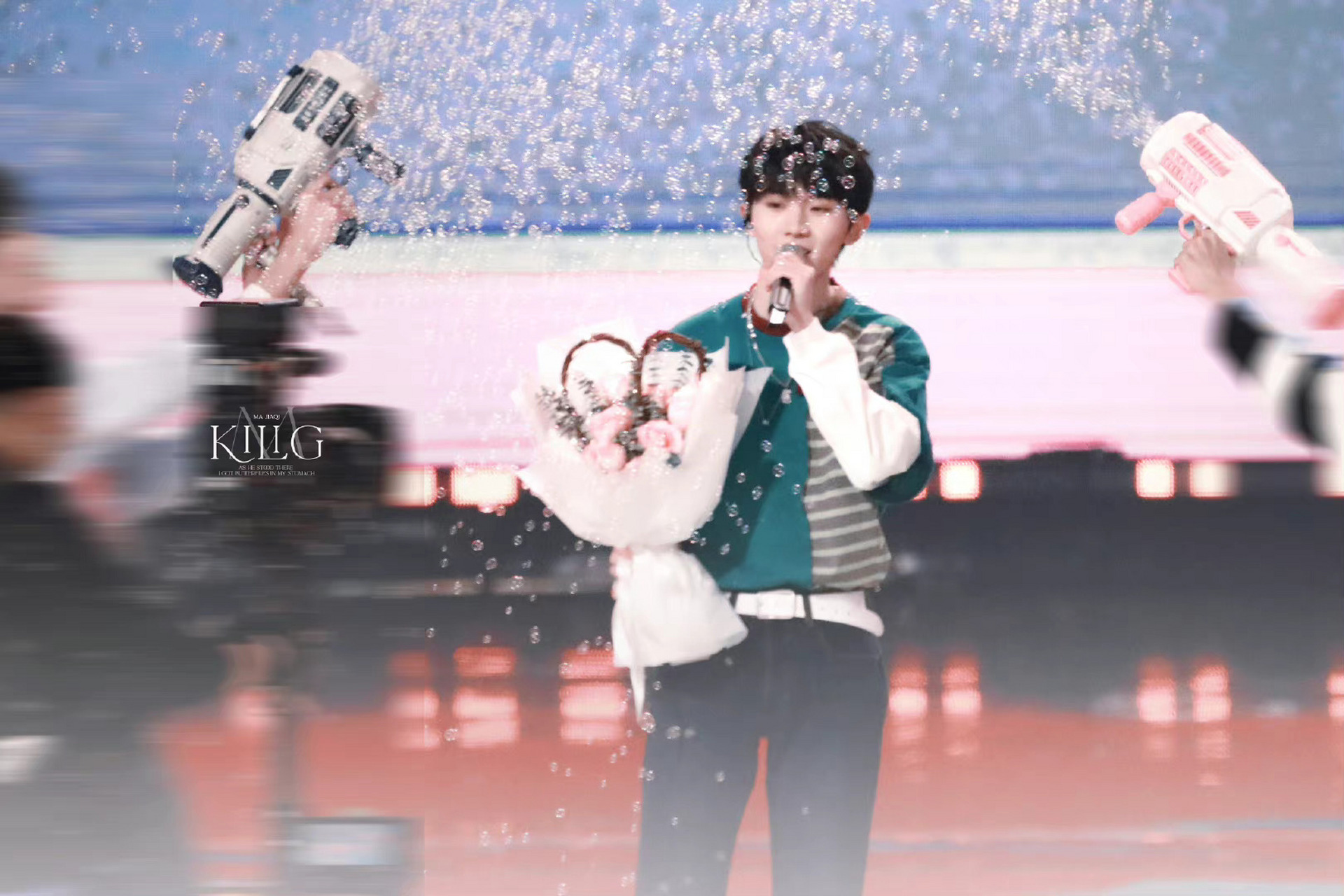 马嘉祺手捧鲜花 马嘉祺湖南小年夜手捧鲜花好浪漫好绅士啊