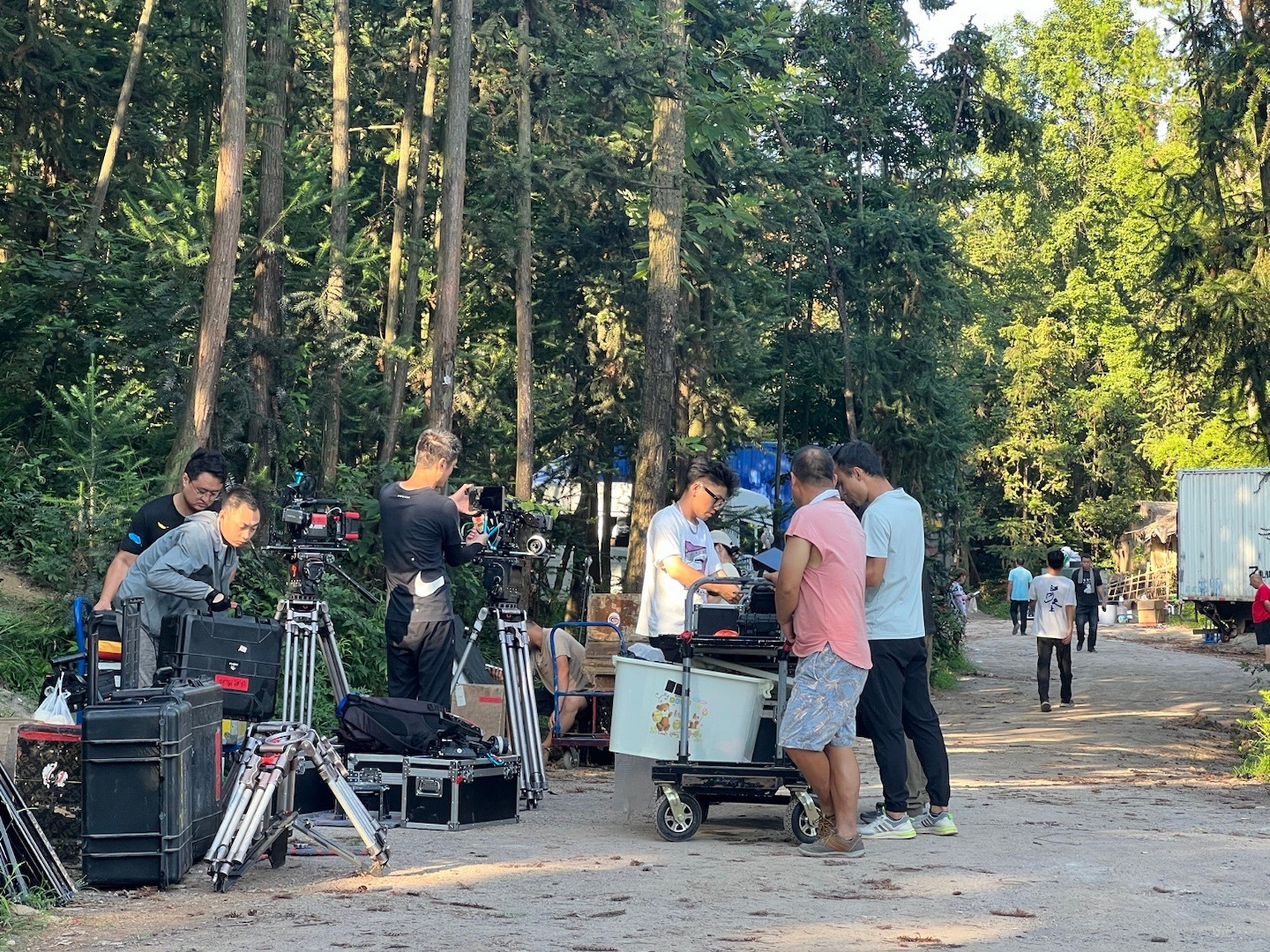 横店外景的拍摄现场,高温依然在40度以上,棚子已经搭建好,空调扇也装