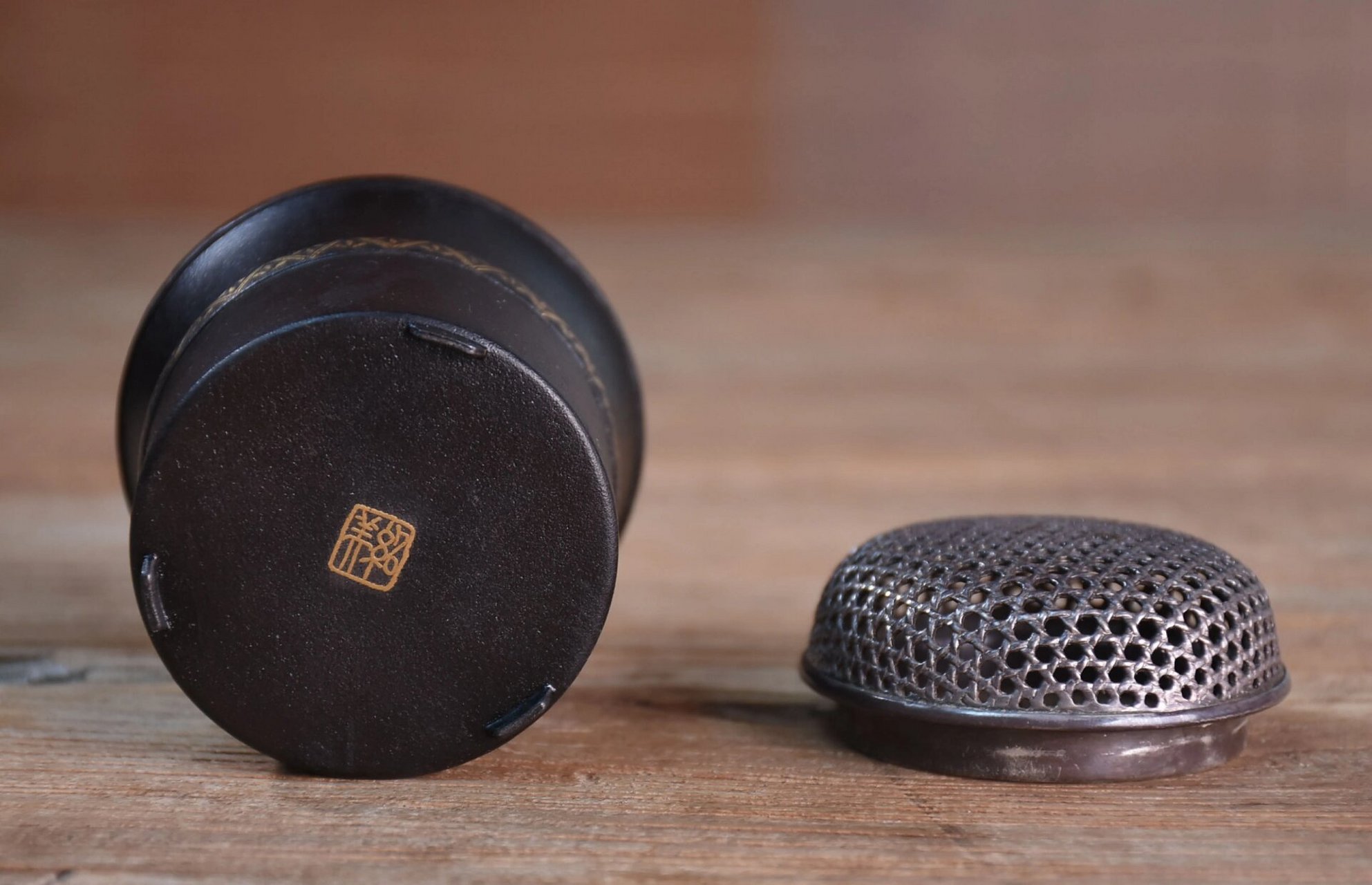 5 【描述】: 日本昭和早期绍美作铁错金银盖香炉.