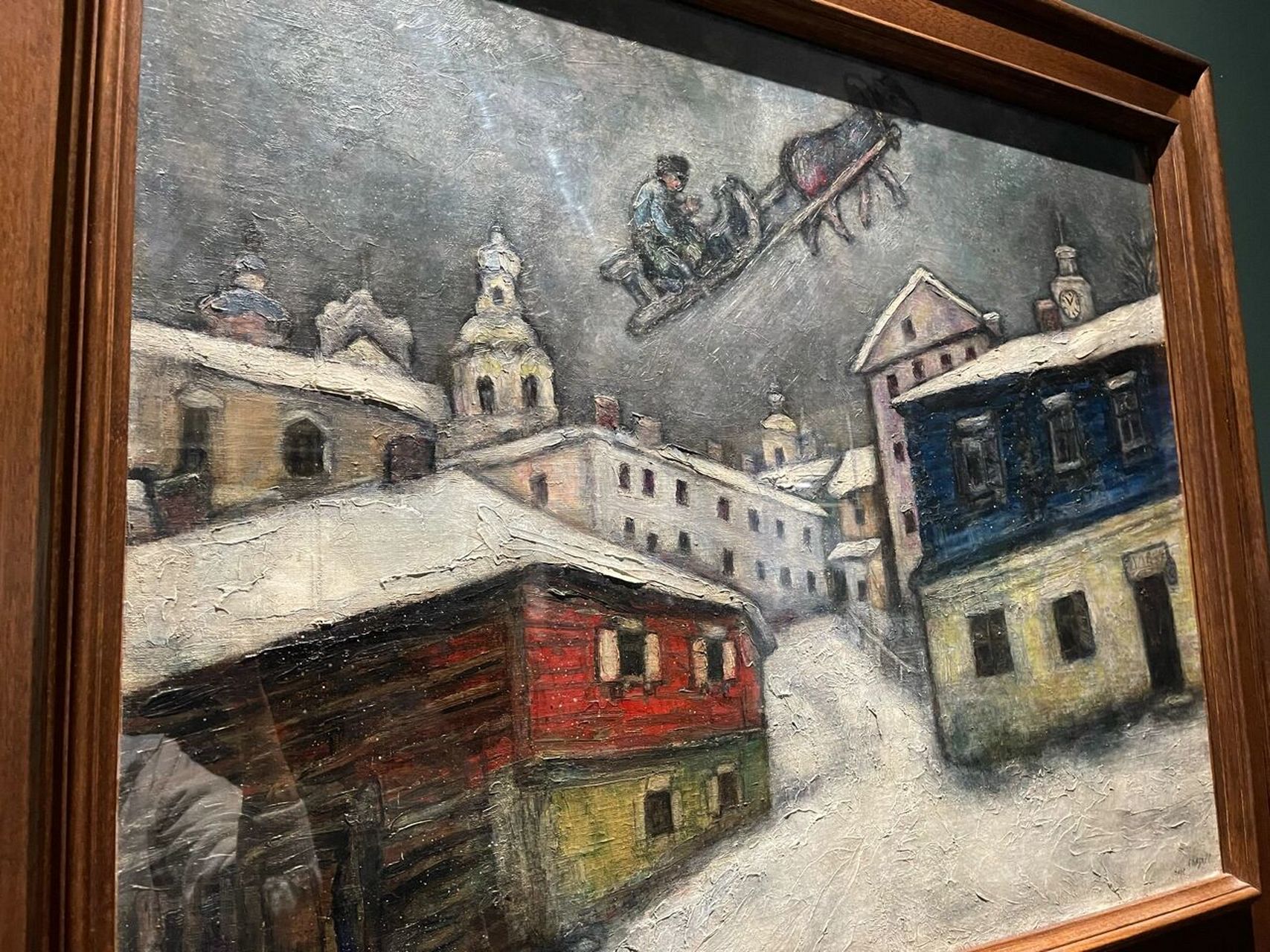 夏加尔 俄罗斯村庄 厚重的颜料堆叠出冬日的雪,乘雪橇的人在飞向远方.