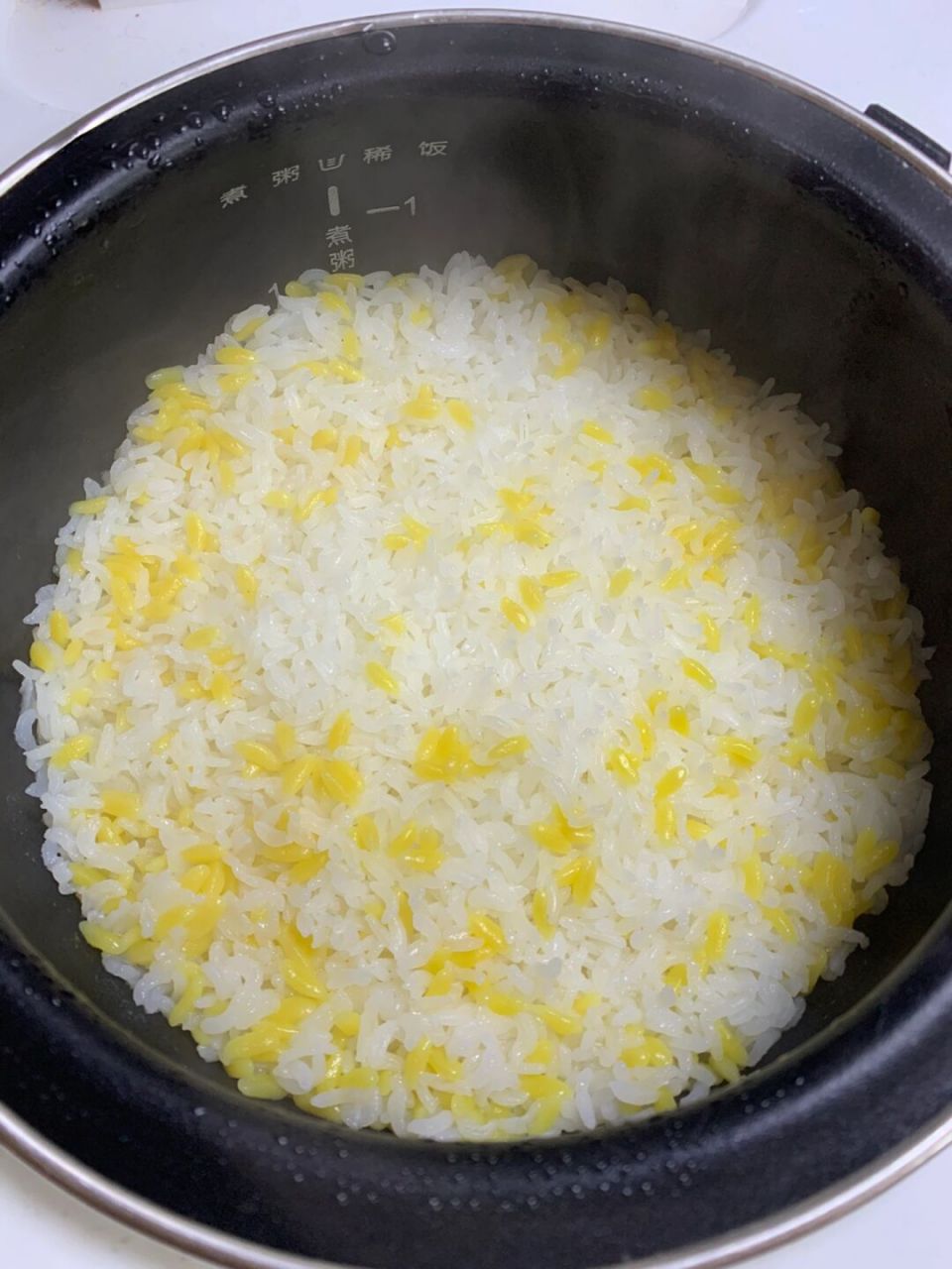 喜欢吃米饭的一定要试试这个二米饭 玉米碴和大米一起焖米饭,既能吃到