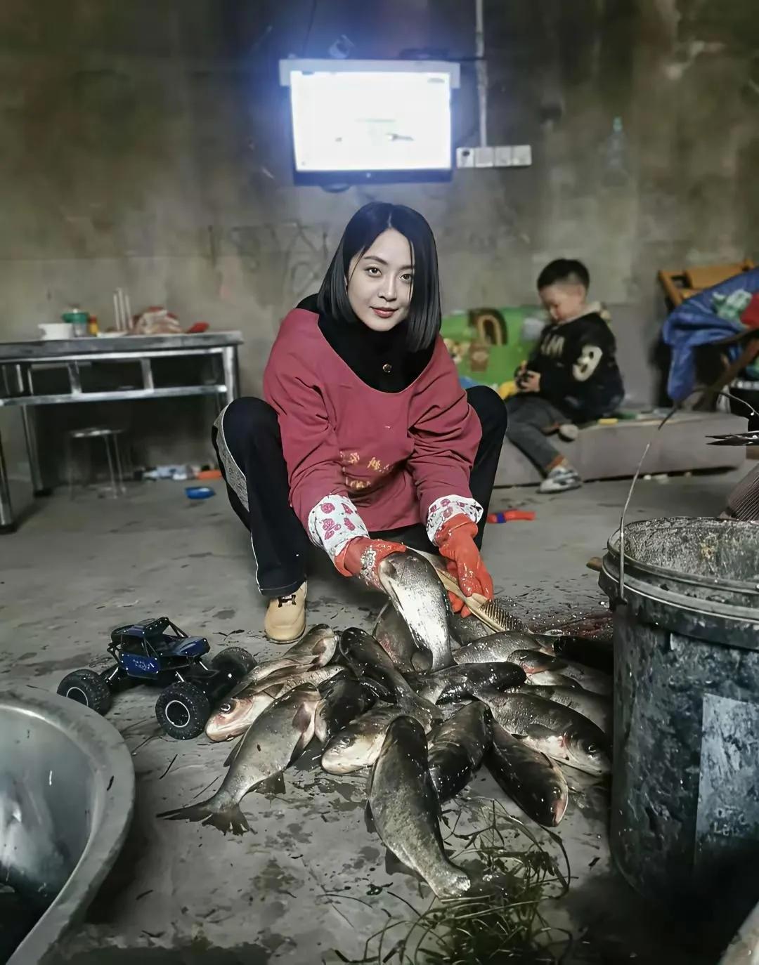 灶台边这姑娘杀鱼真带劲
