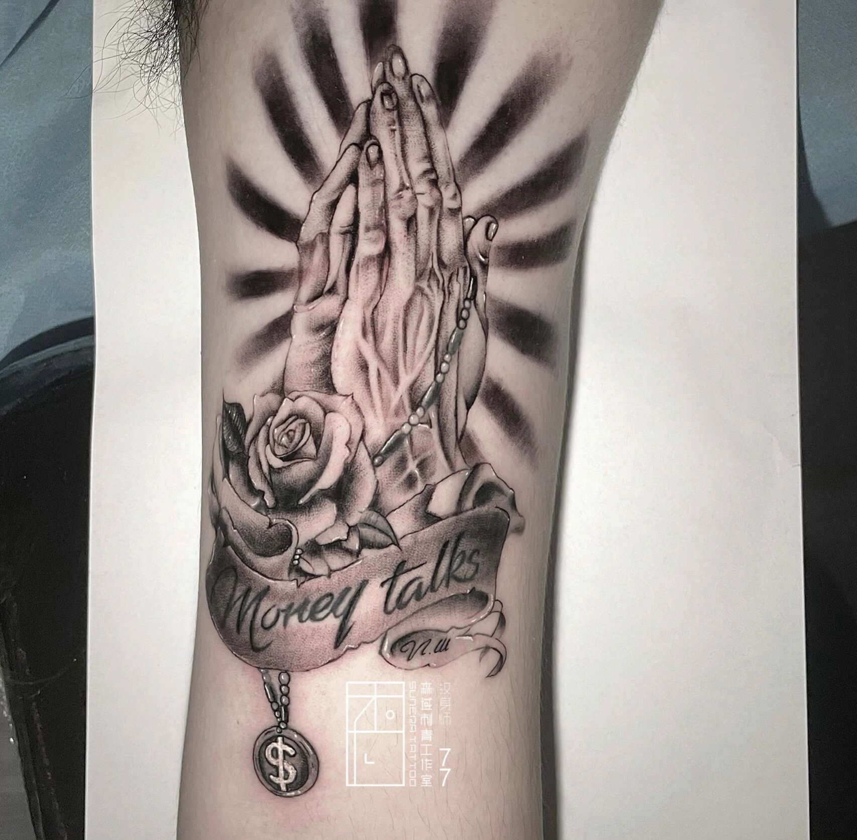 祈祷之手是纹身中非常经典的图案,不管是欧美明星贾斯汀·比伯还是