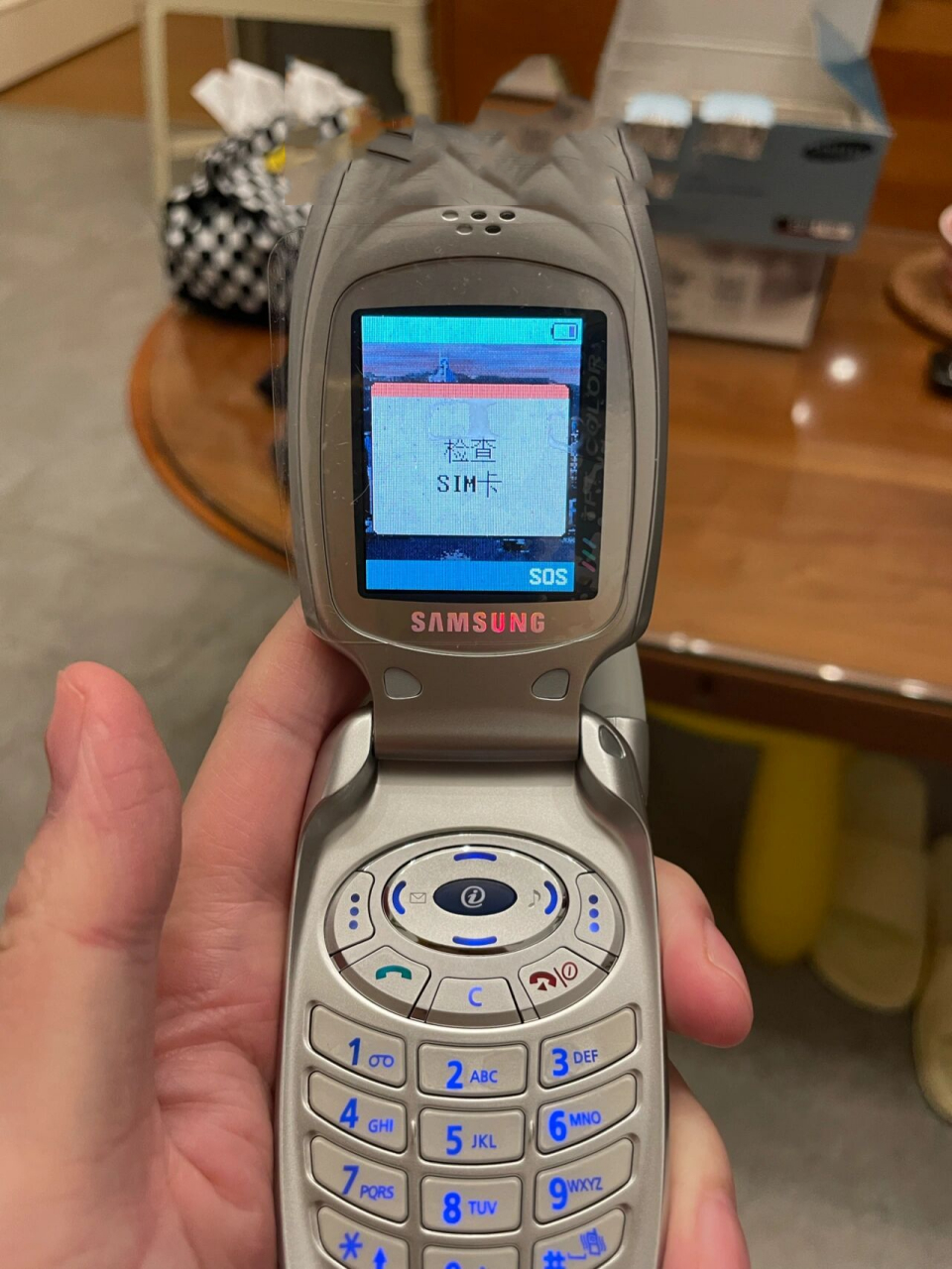 三星 anycall t108 经典手机怀旧 2002年5月,三星推出了第一款折叠