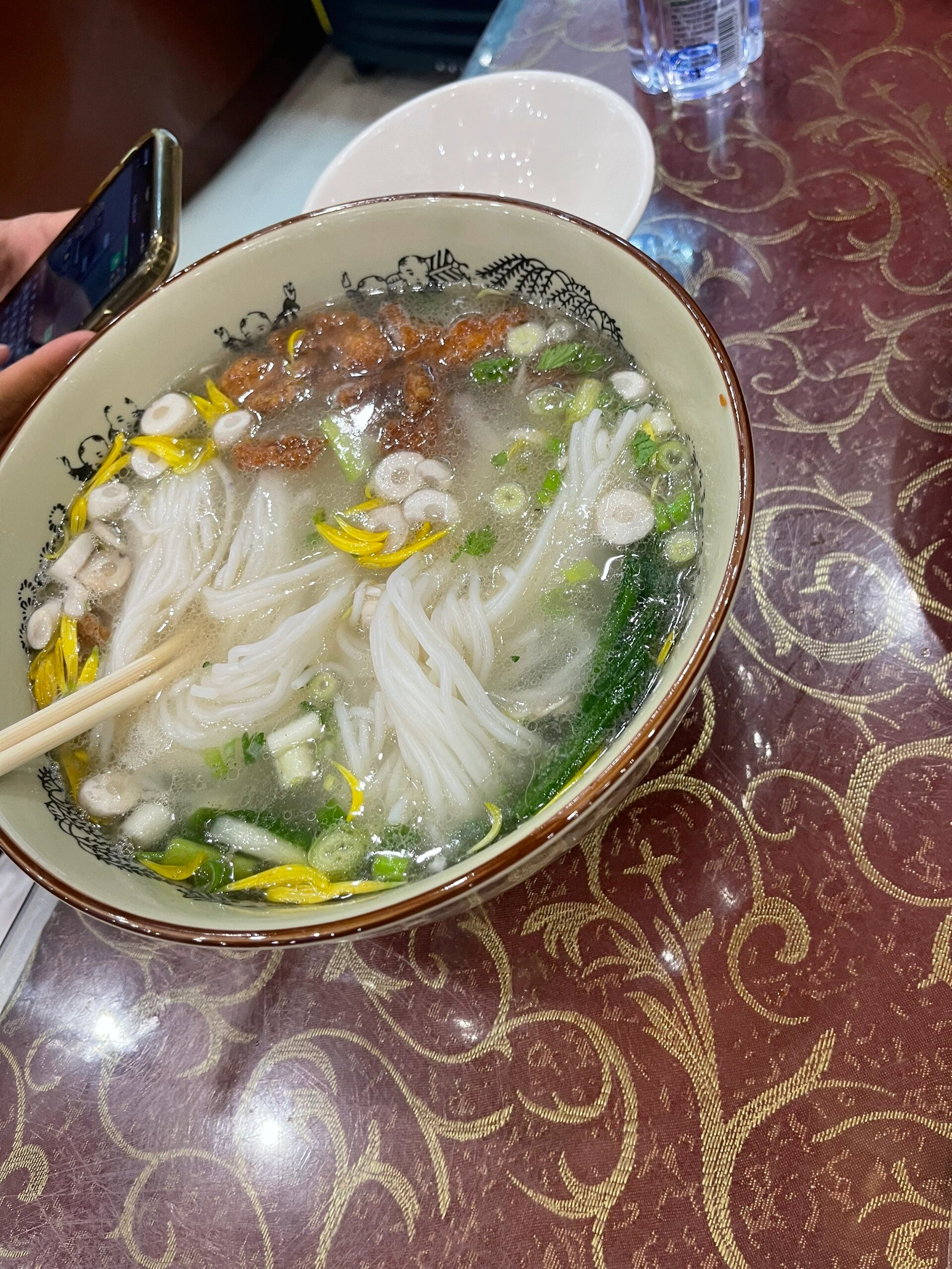 云南蒙自火烧房子菊花米线 特意驾车到云南过桥米线发源地蒙自市,就
