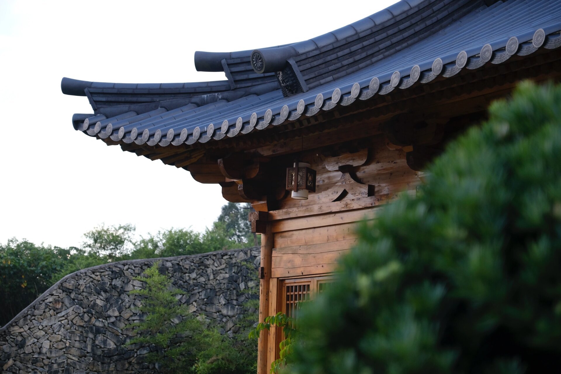 心安禅寺是观音菩萨的道场,建筑庄严古朴,充满禅意.