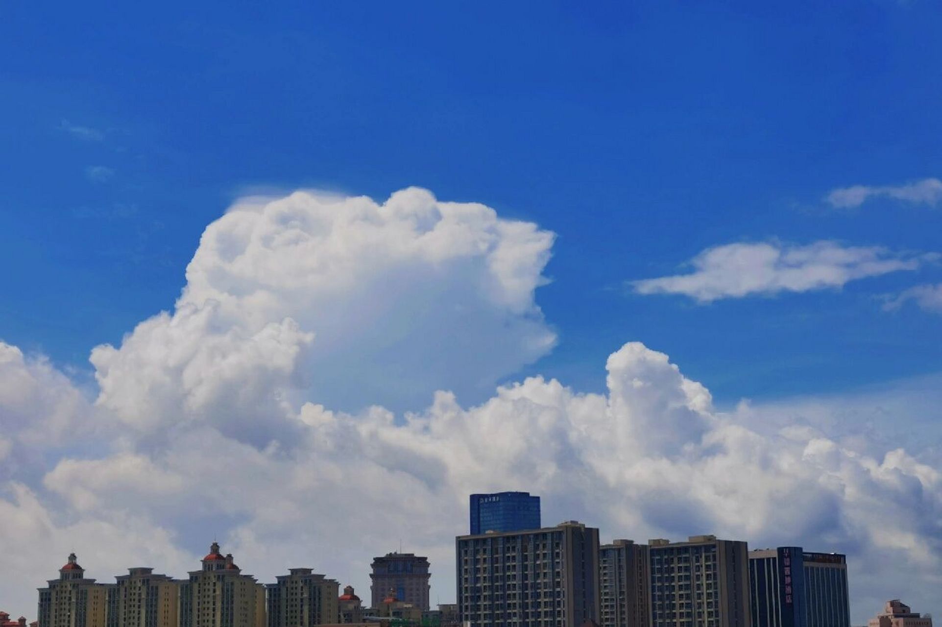 关于天空的文案 1,其他关于夏天的文案 都不及这一刻的蓝天白云 2