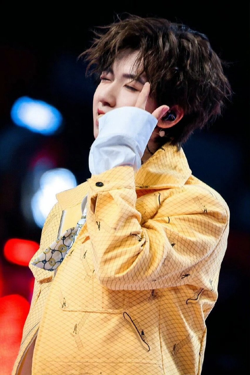 19~澳门演唱会~贺峻霖~②         	 清冷的月光少年,清冷感十足,宝宝