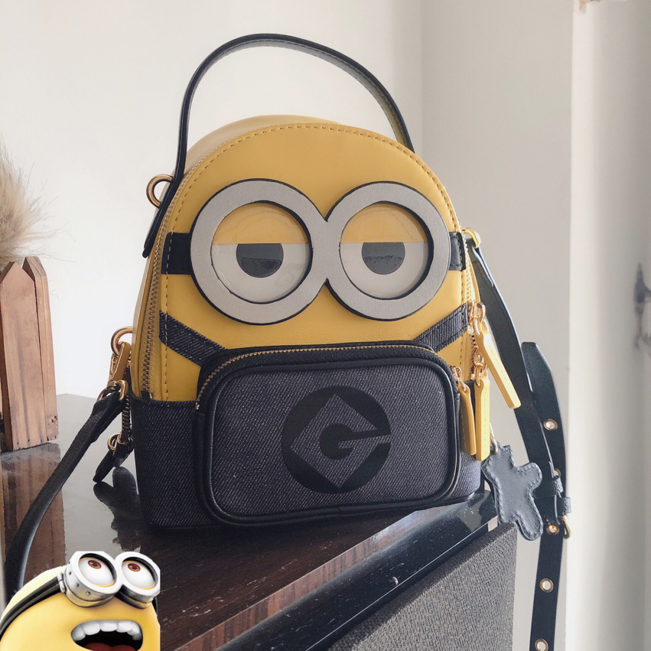 最近童心未泯哈哈哈 买了一款好可爱的小黄人包包96 整体造型就是
