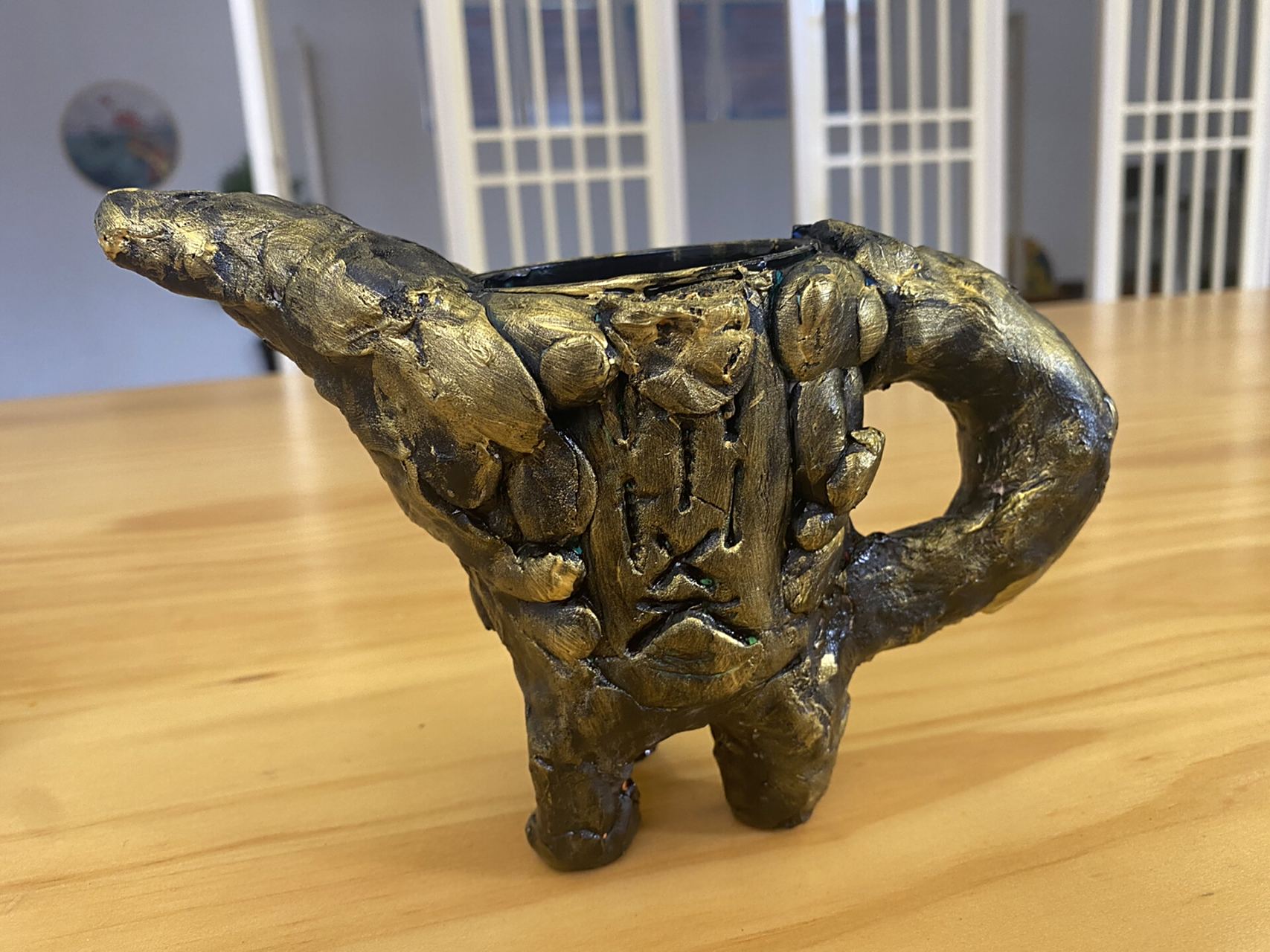 超轻黏土 | 青铜器 大的器物用塑料杯或者没用的铁盒为基础,裹上黏土