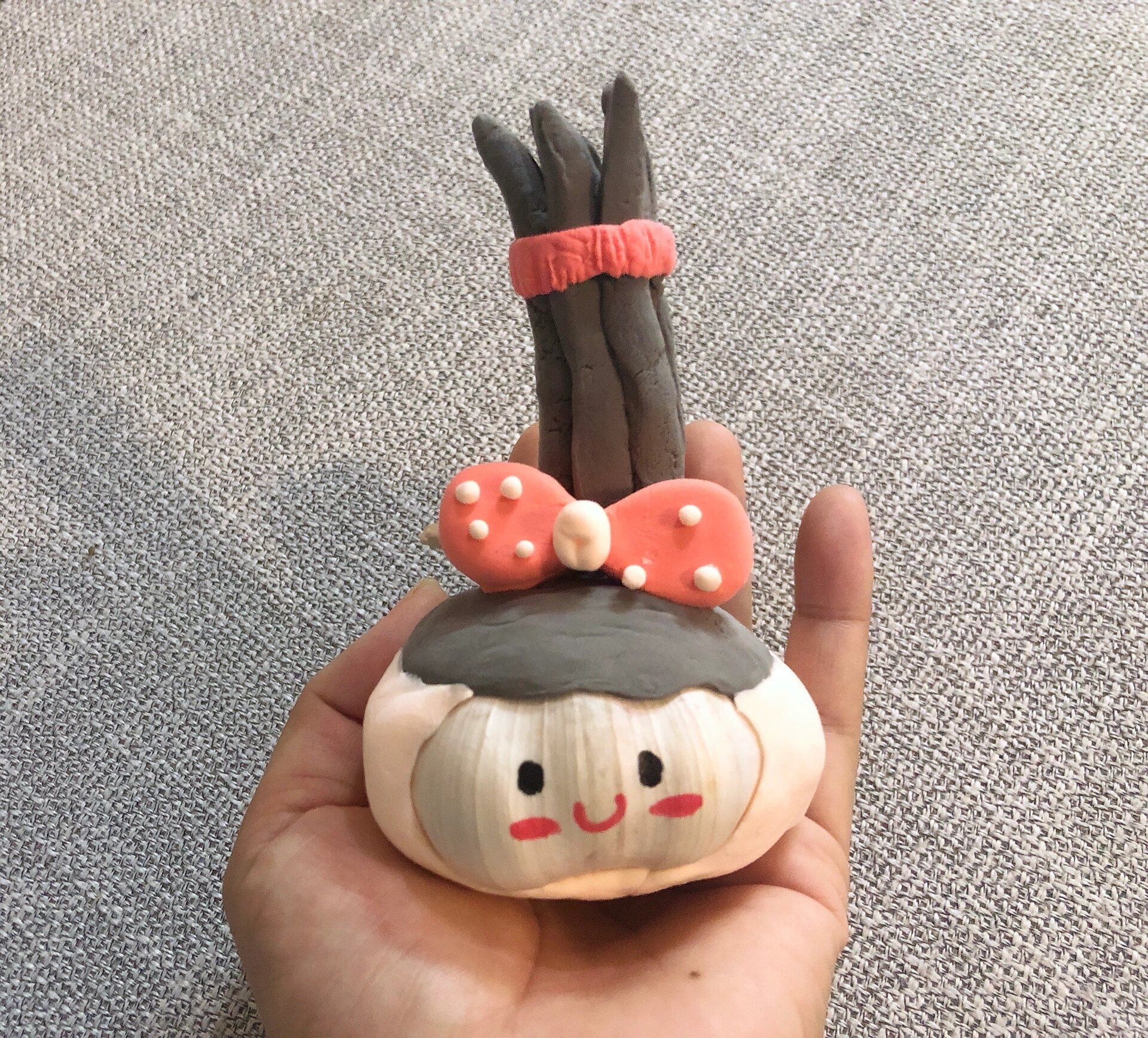 幼儿园蒜头宝宝装扮手工作业 大家一起卷起来