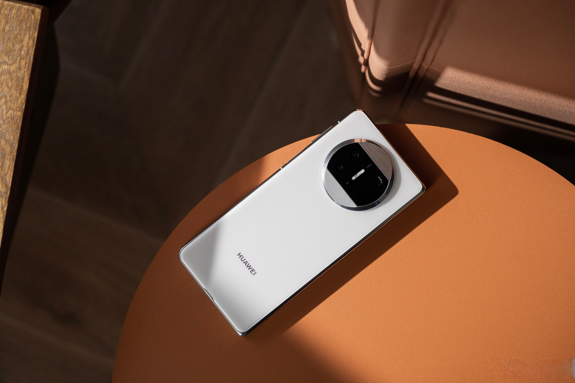 华为mate x3是目前市面上最轻薄的大屏折叠屏手机.