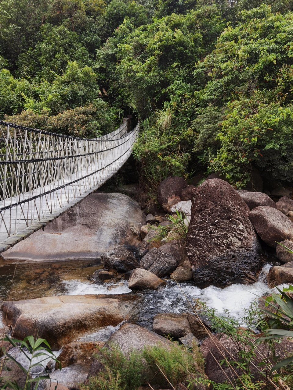 东兴,石门谷游记 忙里偷闲 南宁—东兴,自驾两个半小时 原始山谷 乱石