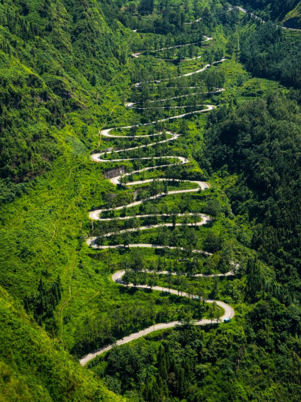 晴隆二十四道拐及安南古城 史迪威公路又称中印公路,是抗战期间中缅印