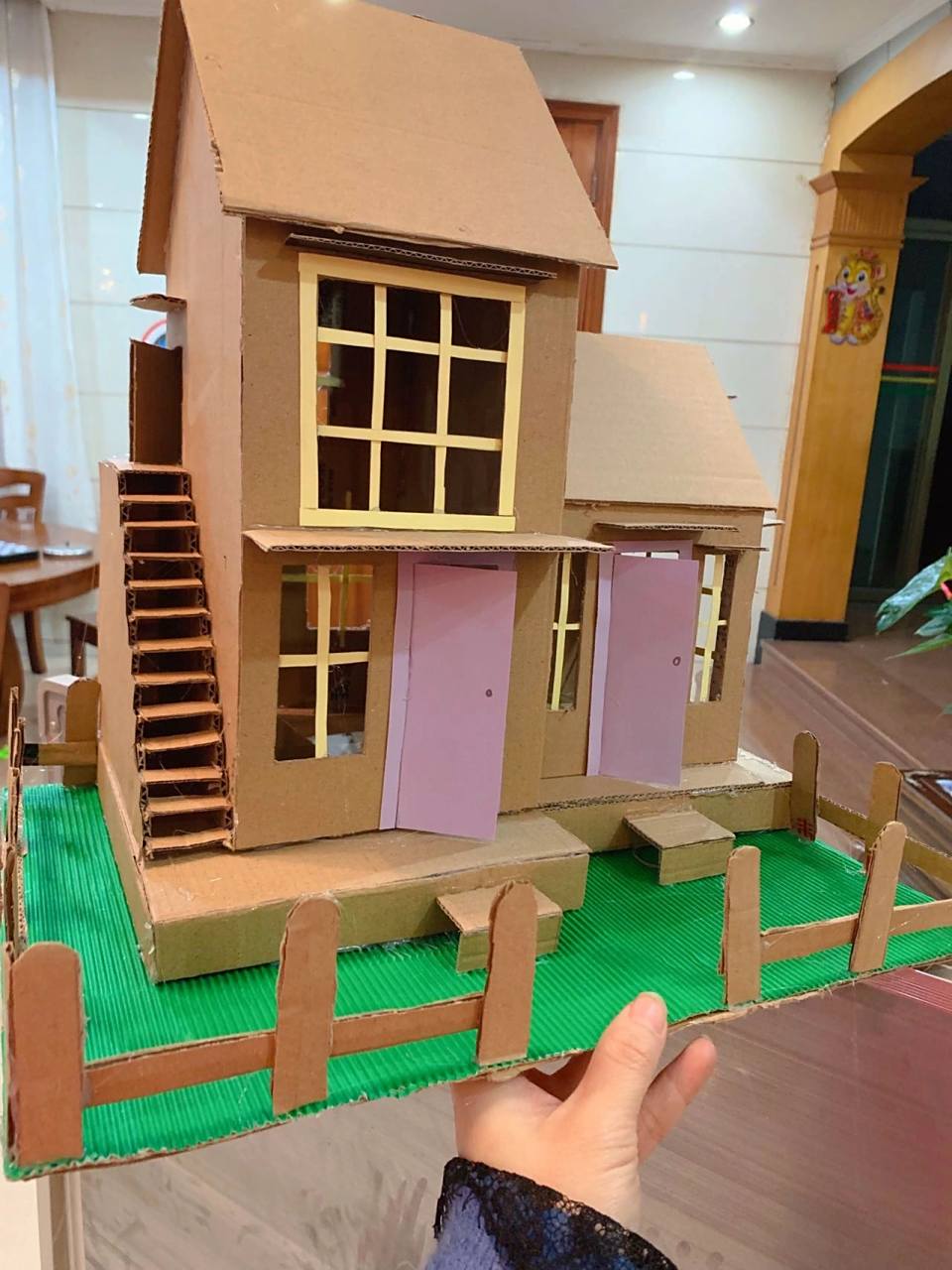 幼儿园手工制作# 立体房子# 纸皮制作 前阵子老师布置了一个家庭作业