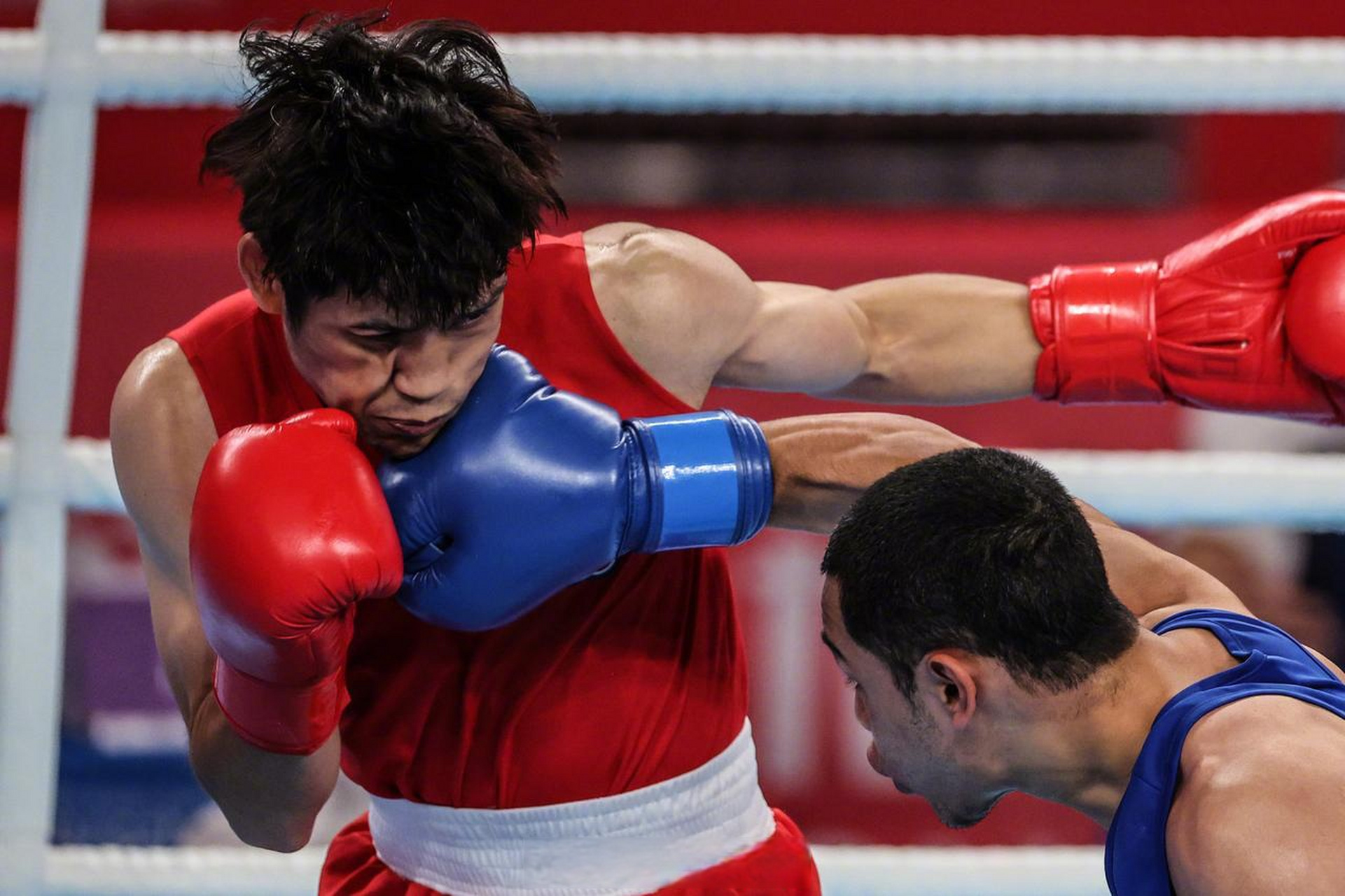 【犇向亚运|拳击赛场的力量之美】9月28日,杭州亚运会拳击比赛现场.