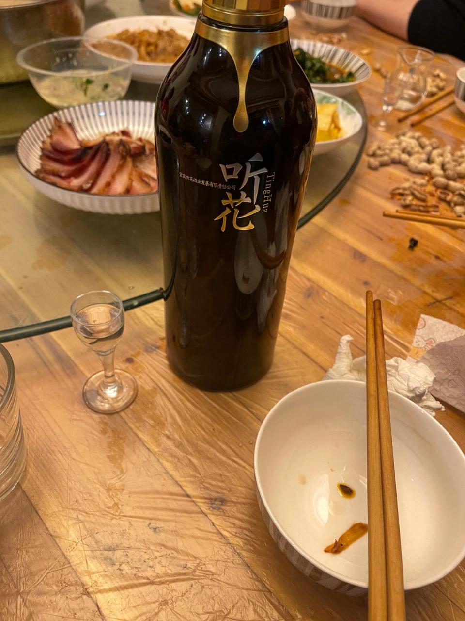 天价听花酒过年征服了整桌亲戚 过年前买了两瓶听花酒带回家过年,这次