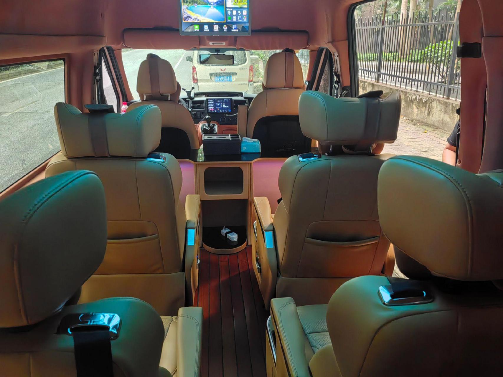 轻客中的王者,福特豪华大9座商务车,航空坐椅,吸项电视,超大空间