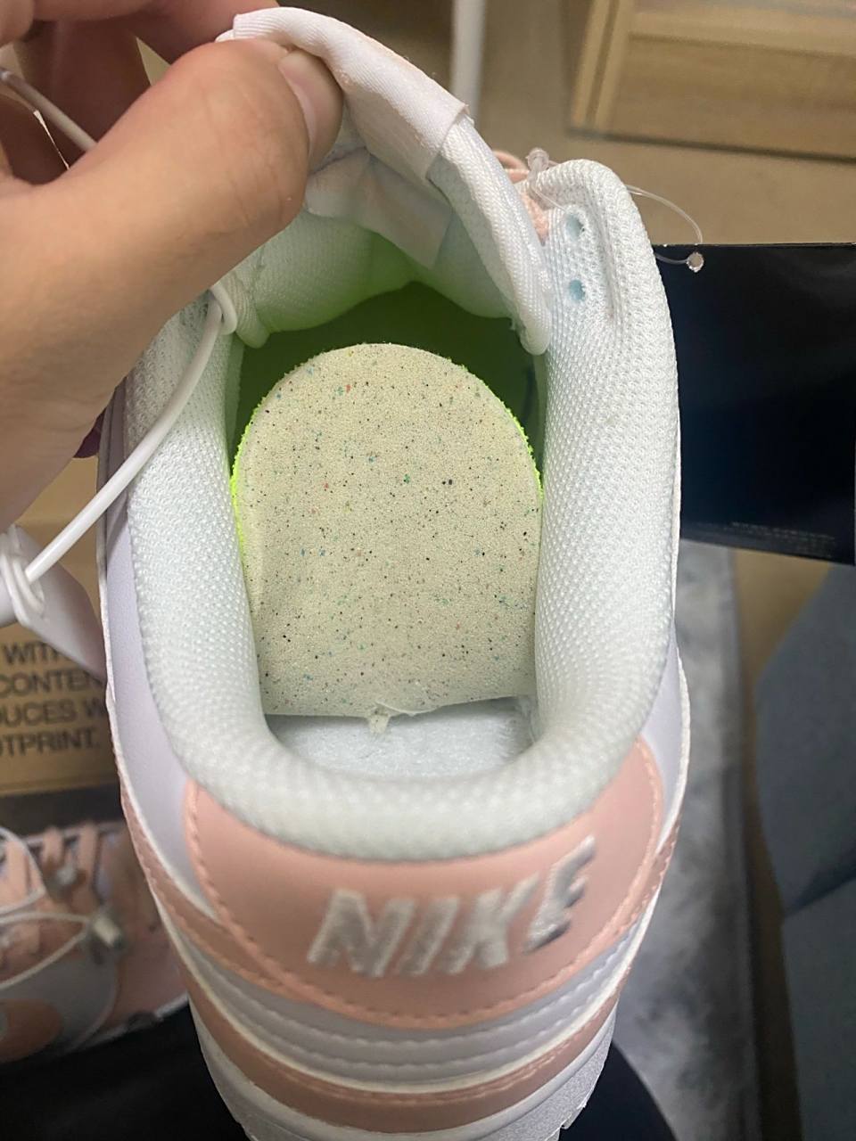 刚到的dunk 鞋垫是沾上去的 刚到的dunk 鞋垫是沾上去的 用力取鞋垫