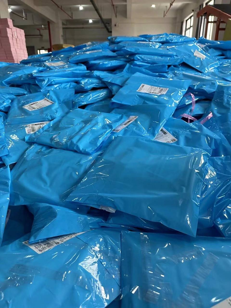 打包装箱发货实拍丨艰苦创业的服装人 以前没事的时候就去包快递,享受