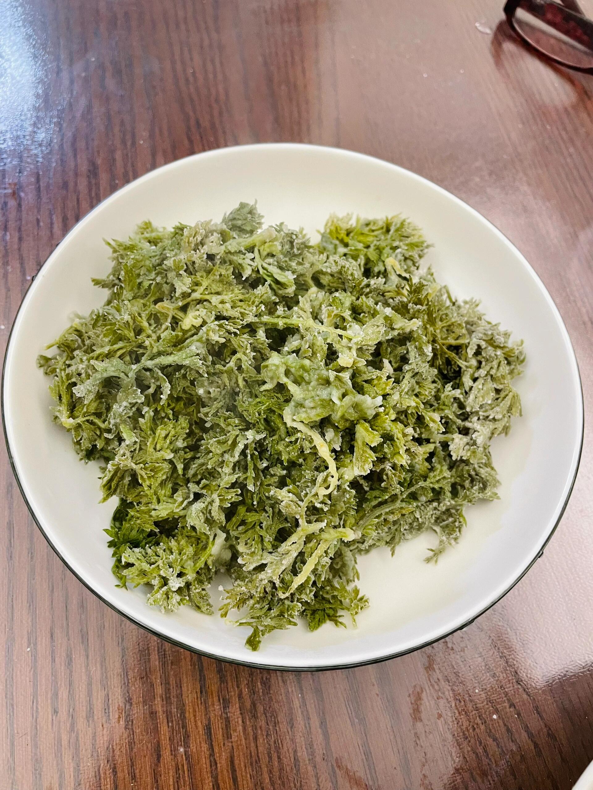 春天的野菜,野胡萝卜秧.这是老妈在家旁边的公园采摘的春天的野菜