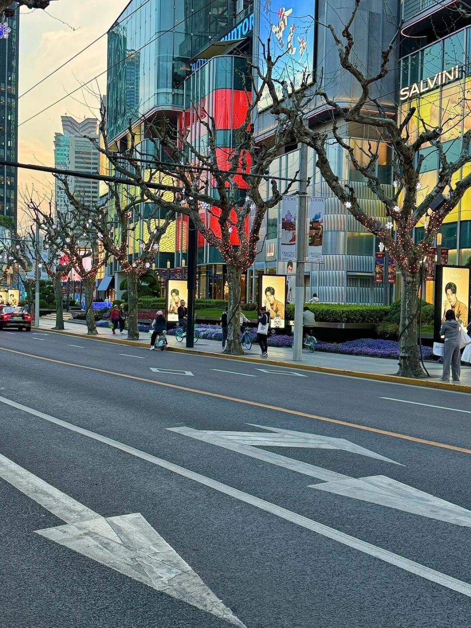 一路上都是肖战,太帅了,好炸裂… #肖战# #肖战的小飞侠# #向全式界