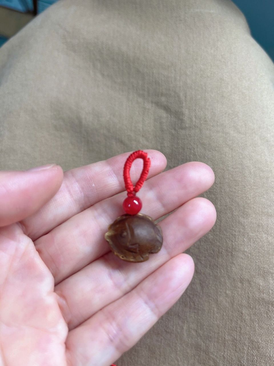 纯手工:杏核雕刻的小鱼(杏胡"幸福"小鱼) 某天在刷的时候,看到有博主