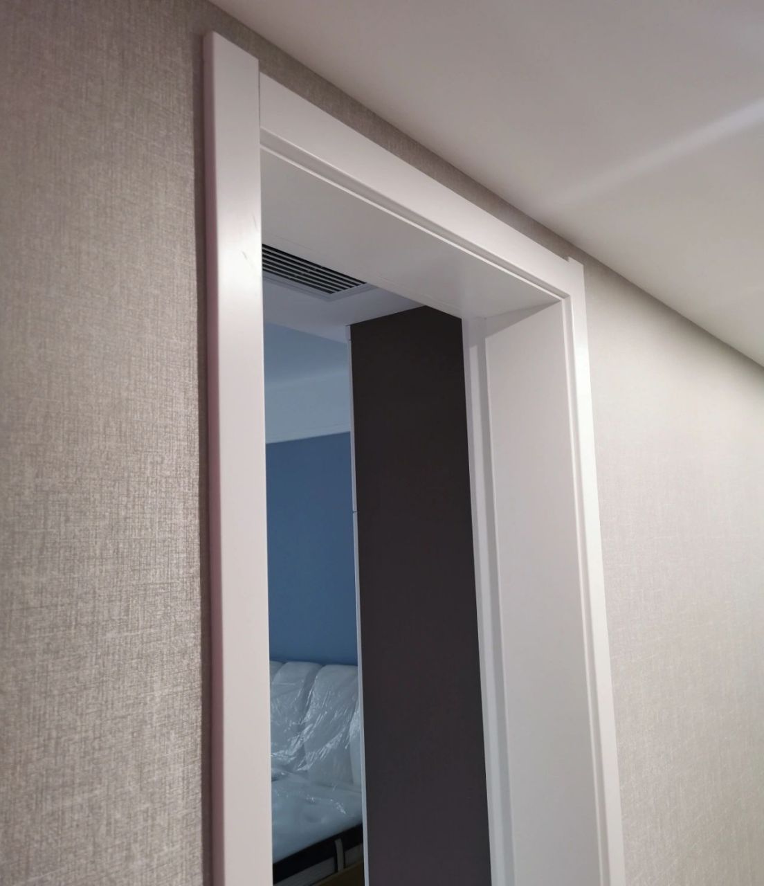 套装门的门套线有两种做法 套装门的门套线有两种做法,一种是45℃对角