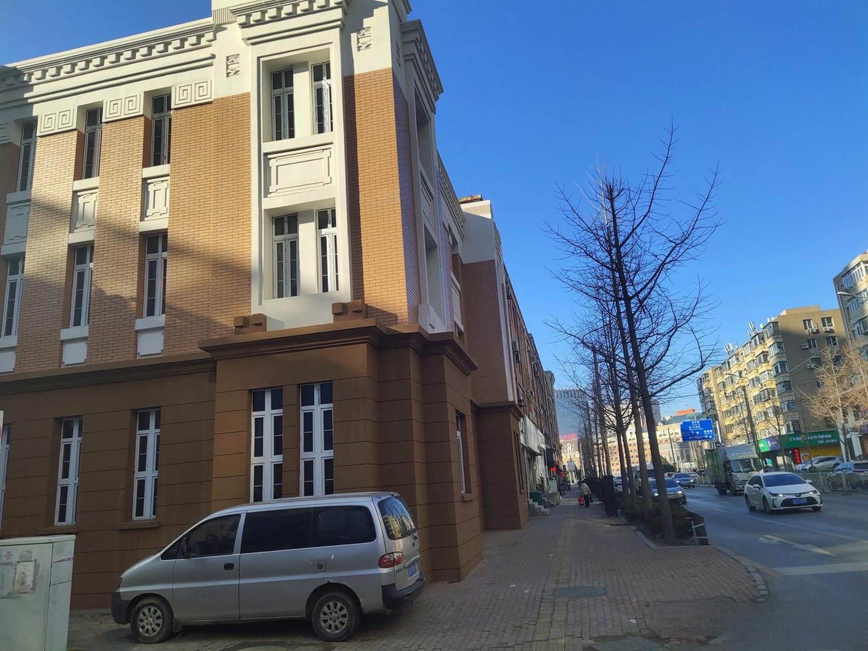 这栋在大连市内长江路上的小楼很有历史.