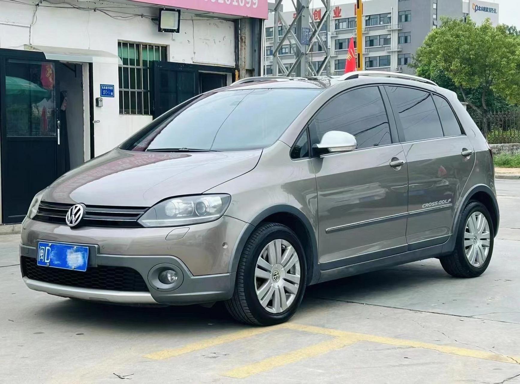 2012年上牌全进口高尔夫cross版本,新车指导价28.33万,1.