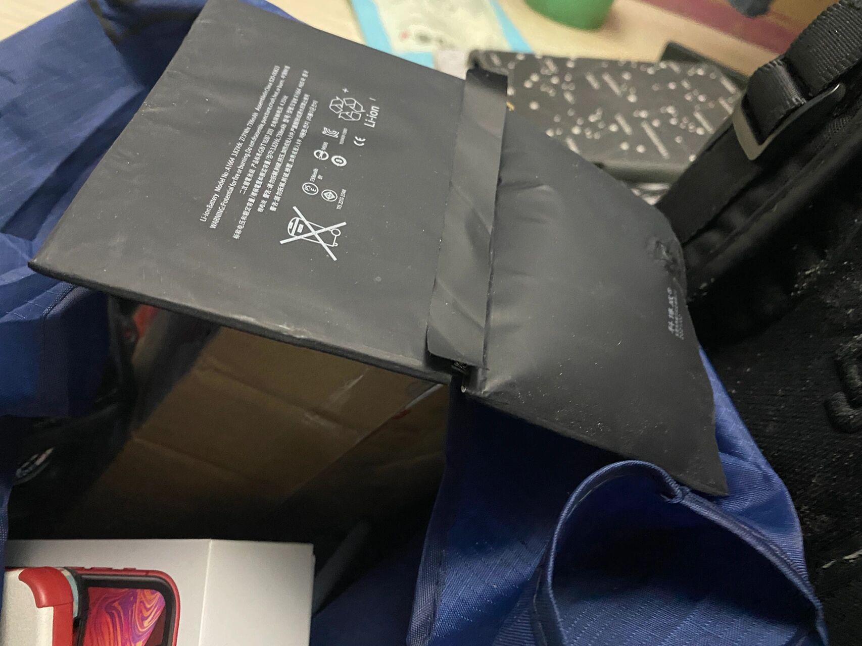 这是今天去铁户家里回收数码发现的,换下来的平板电池没有及时处理掉