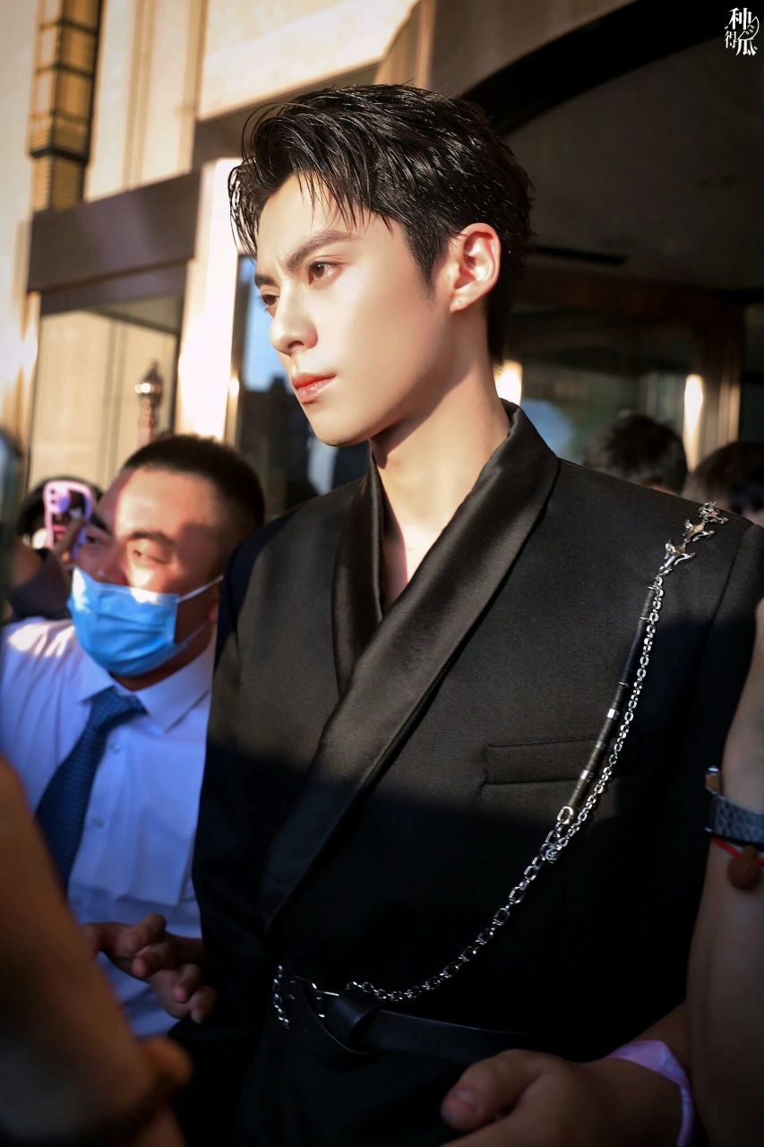 王鹤棣|神偏爱的侧颜神图壁纸合集 阳光,晴天和氧气,都请继续无限偏爱