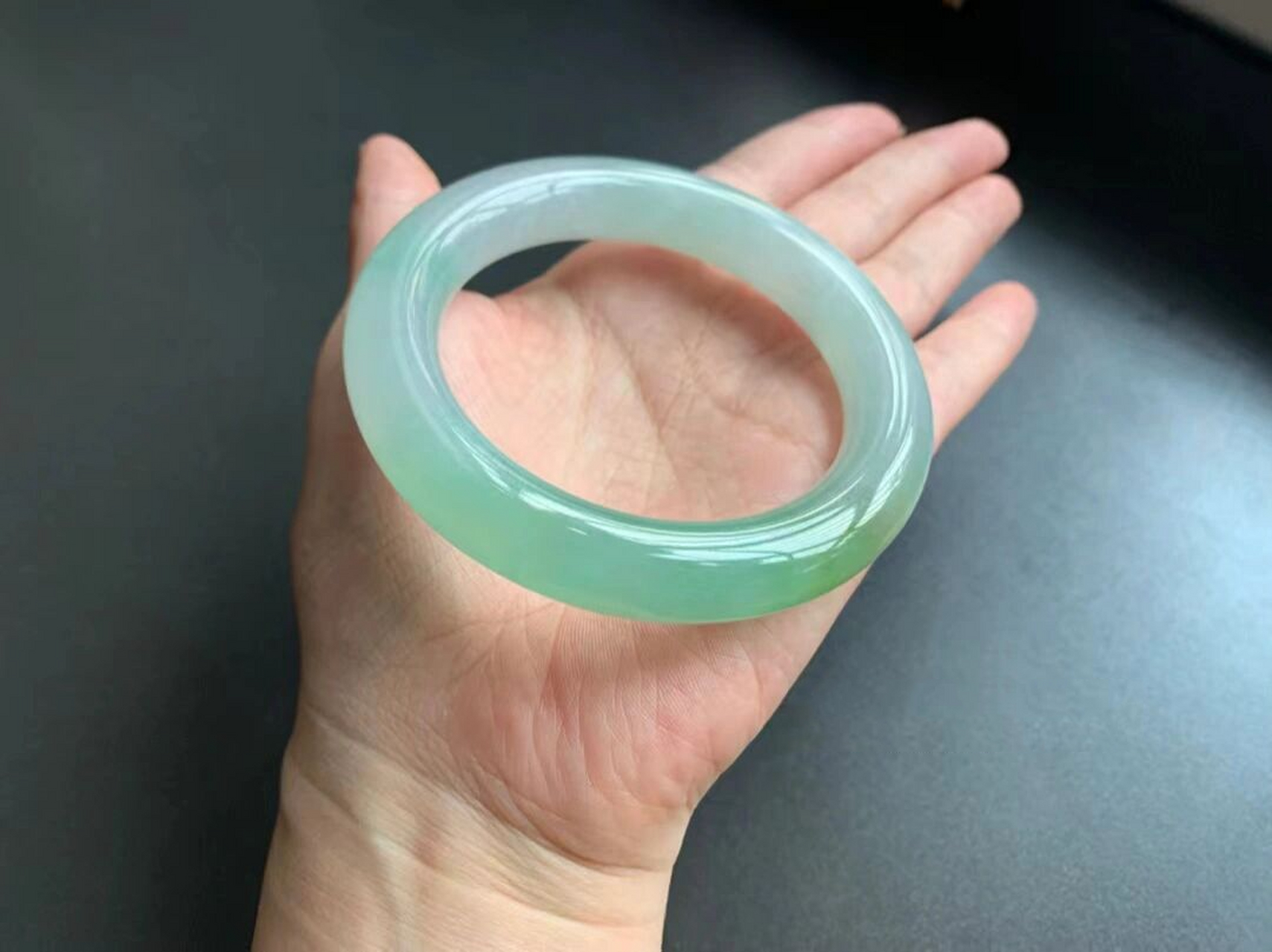 56圆条翡翠手镯903万77 糯冰三彩56胖圆条 尺寸:56.6-12.4-12.