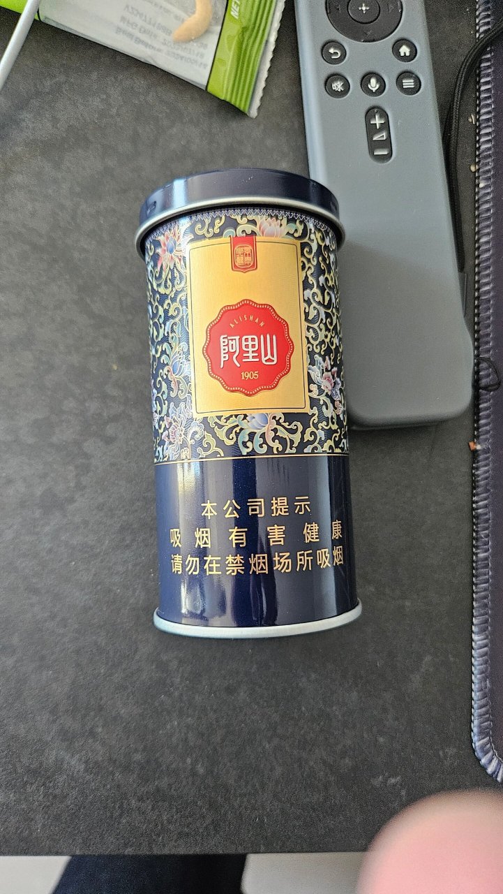 阿里山景泰蓝香烟 香港机场买的,台湾烟!