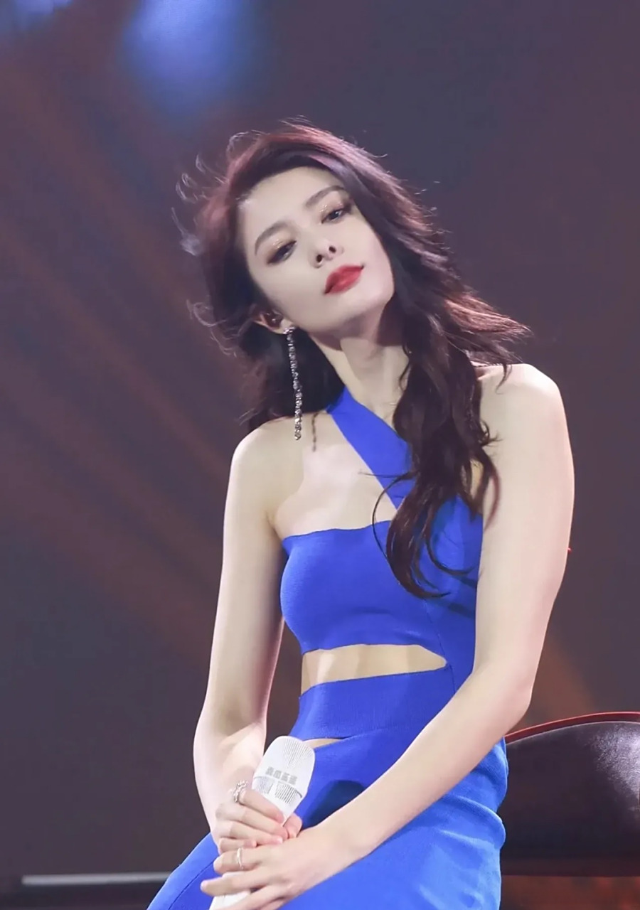 傅菁隔着衣服都能看到马甲线,女爱豆的身材管理是真的牛