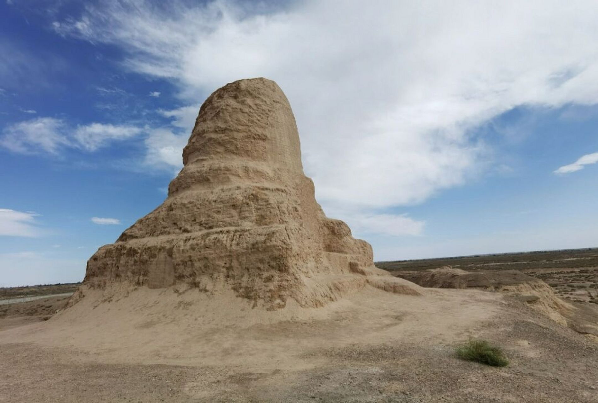 莫尔佛塔 在茫茫戈壁滩上,两个土堆突立着,这就是莫尔佛塔,是新疆千年