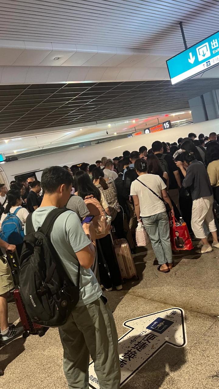 因为人流太多,所以10号线延长到了0:20分. 但是,依旧人满为患!
