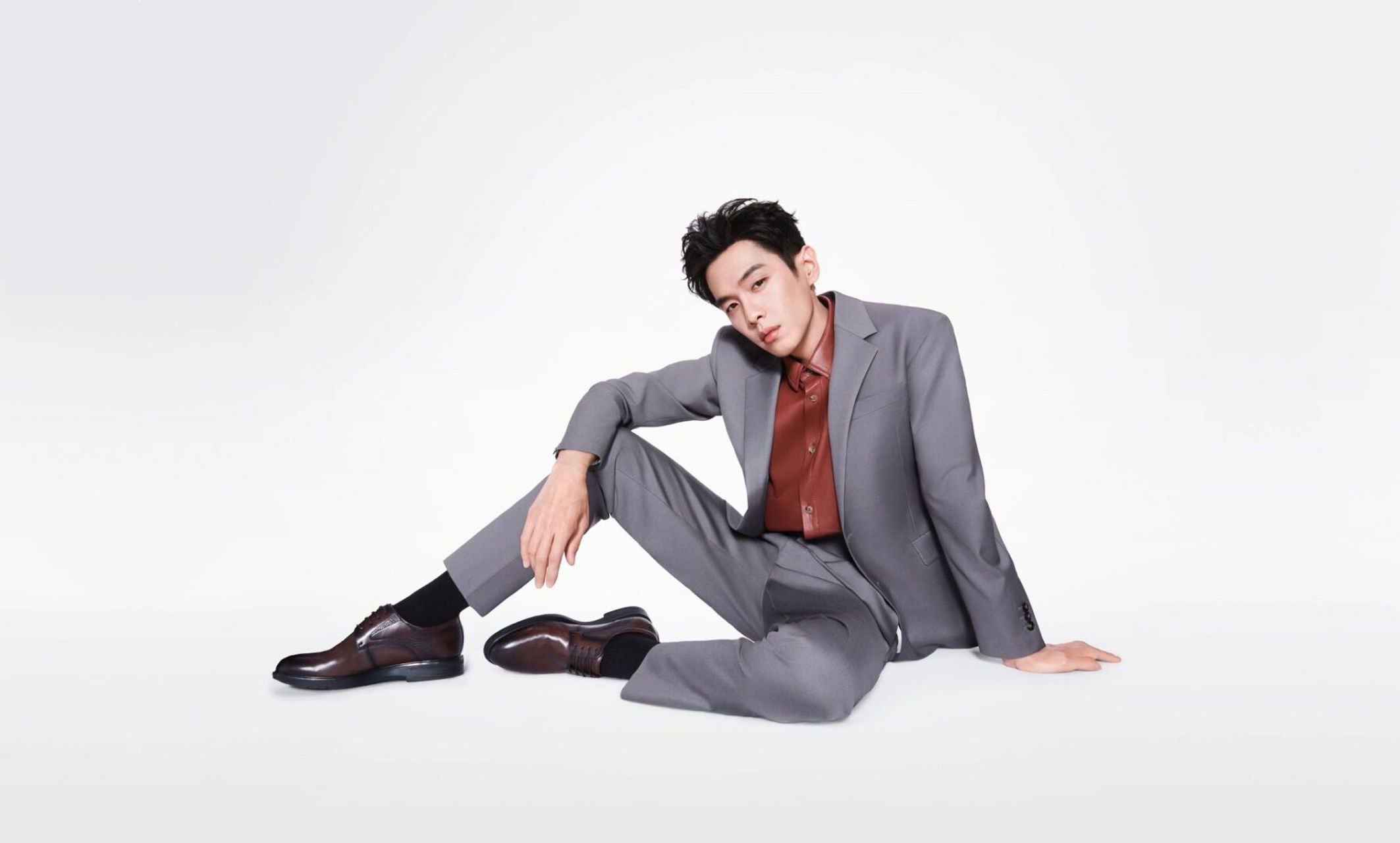 张若昀一则造型穿搭同款解析来了,他穿了灰色西服套装,内搭棕色衬衣