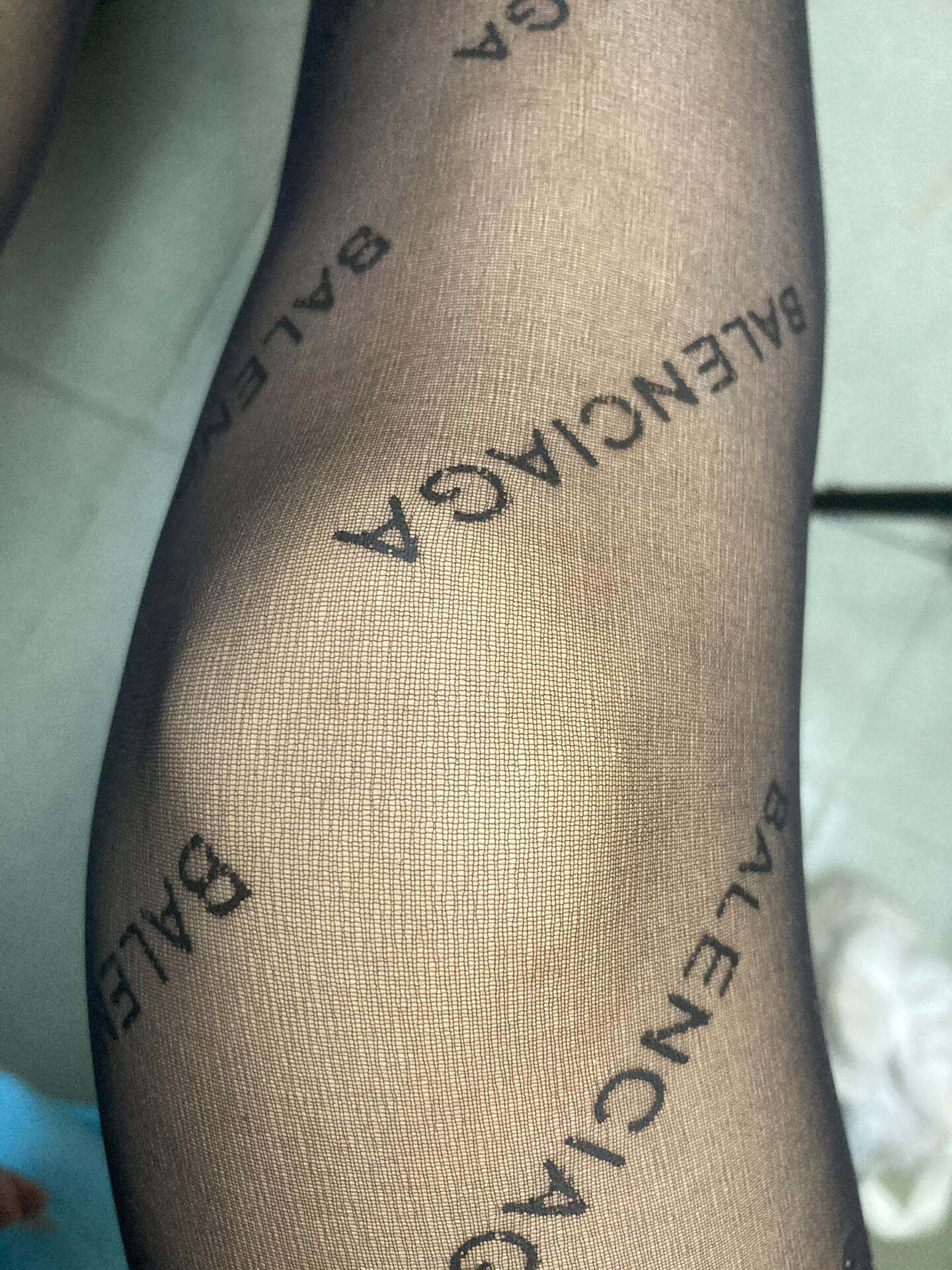 这黑丝穿上一点都不艳俗—巴黎世家字母丝袜