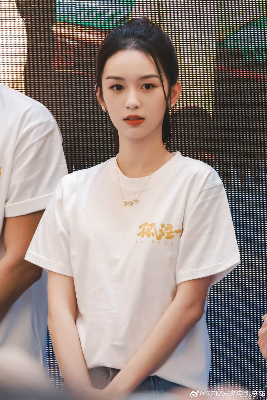 周也是中国正能量95后艺人,毕业于北京电影学院,是