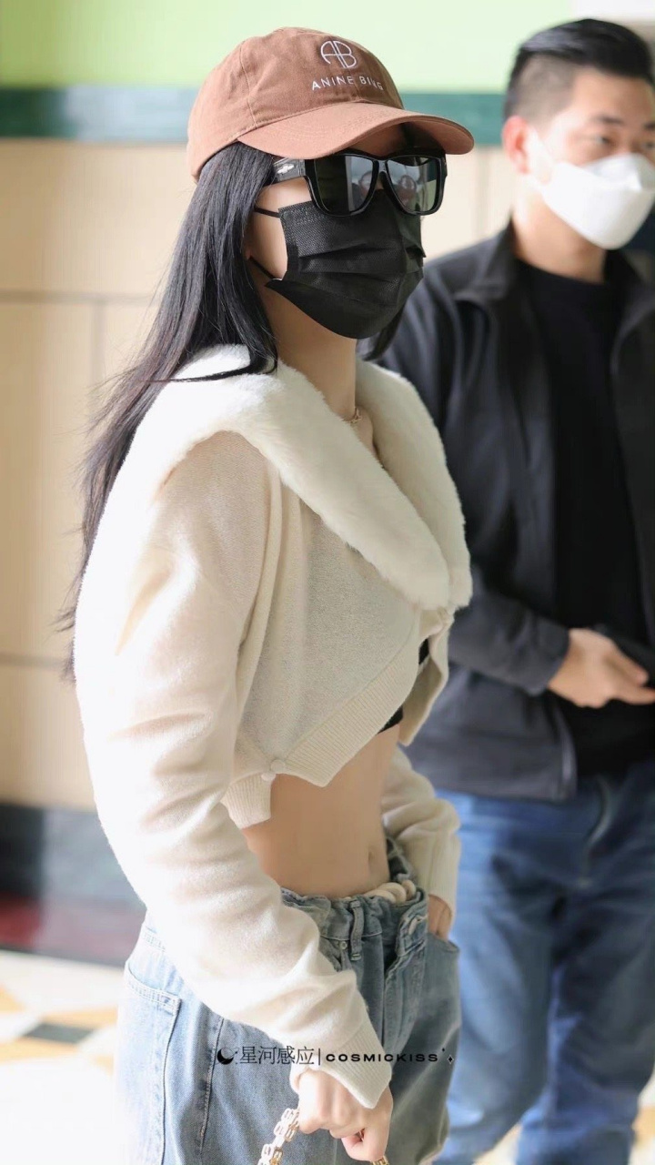 虞书欣露脐造型上班路透##虞书欣横店女勇士# 虞书欣这一身露脐造型