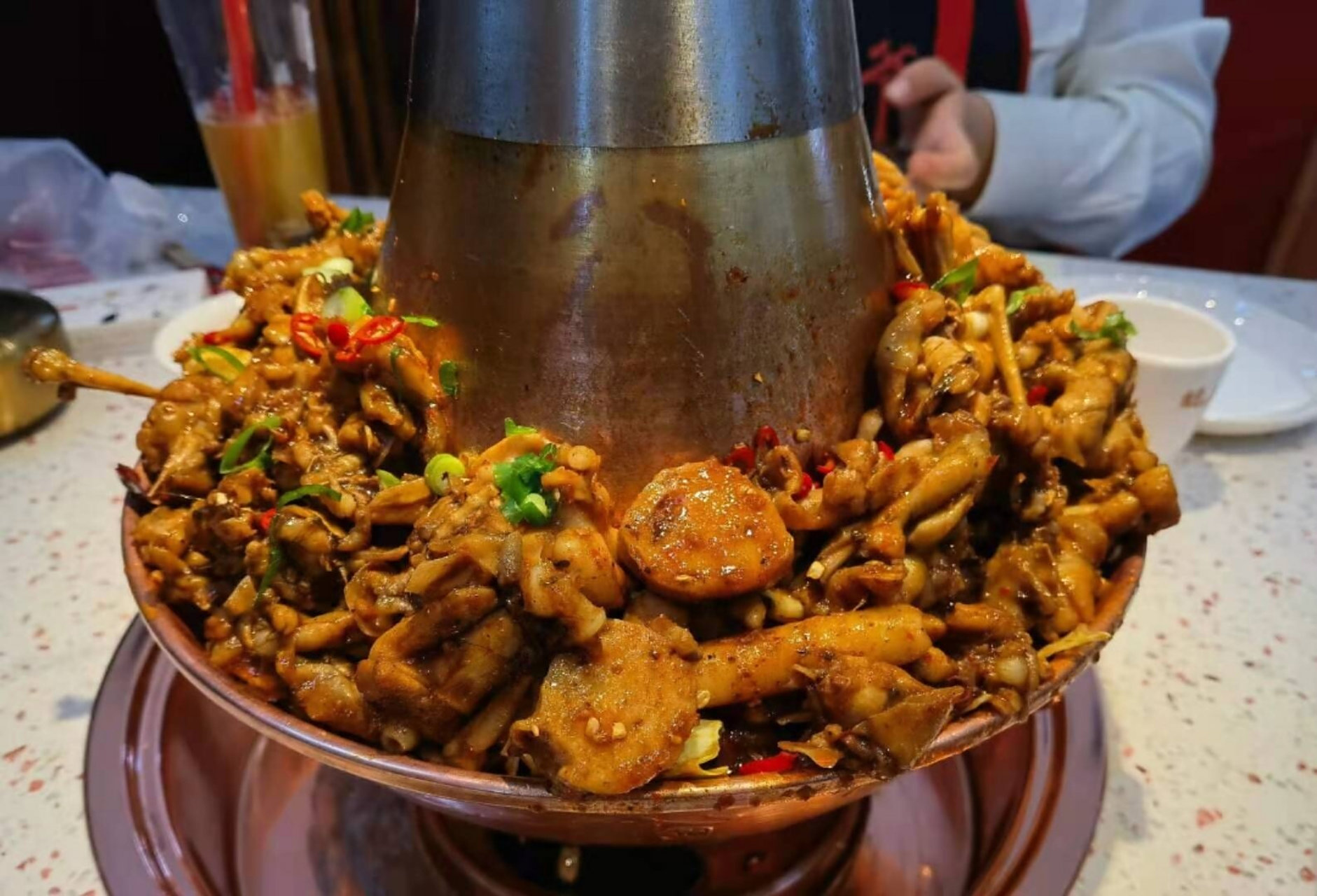 白城美食推荐～ 今天打卡一家牛蛙锅 价格:100—300不等 服务态度超好