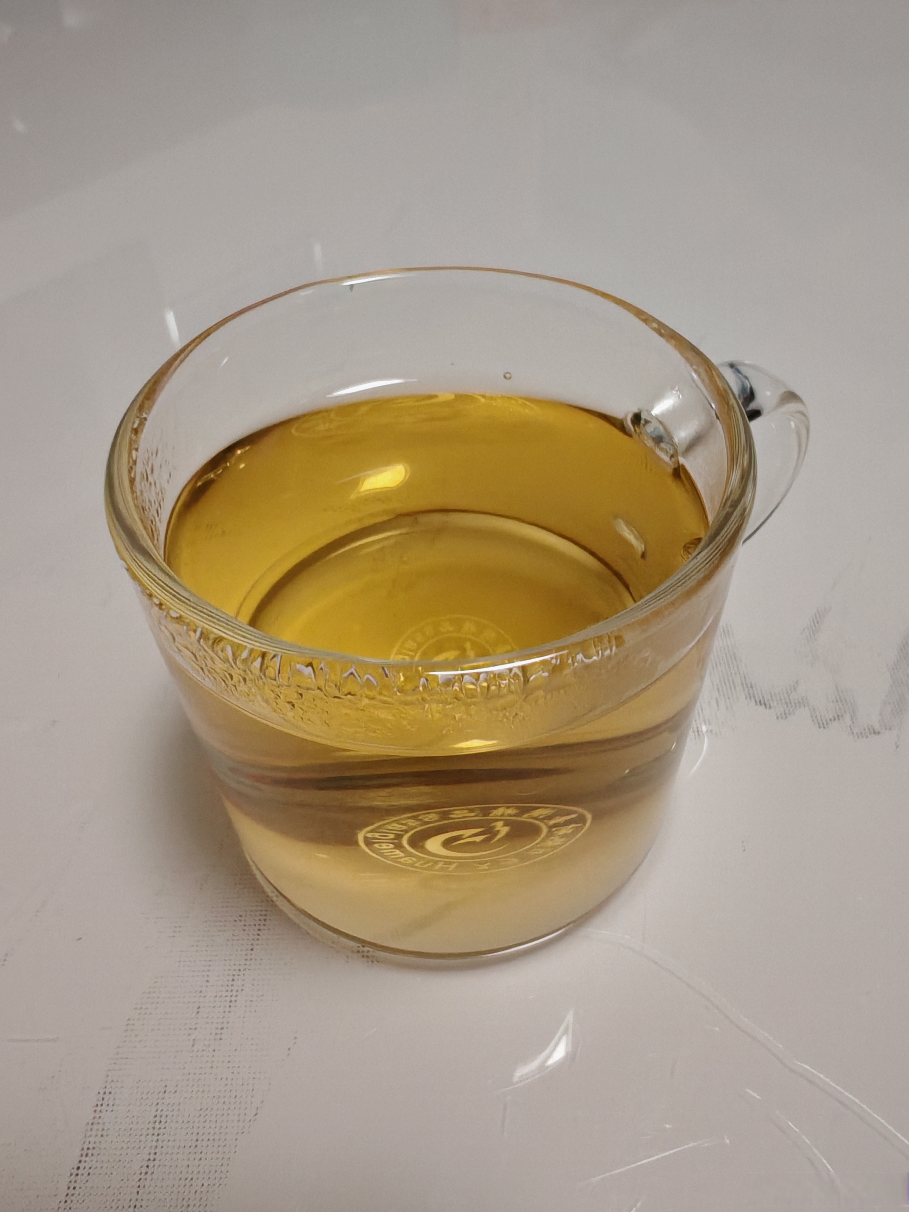 我:你终于承认用这个杯子喝水不解渴了? 我爸:嗯