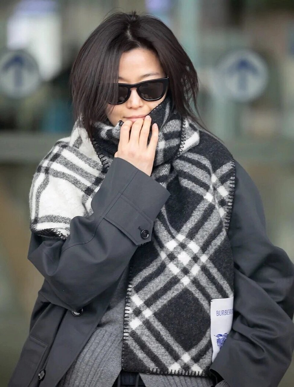 全智贤素颜走机场,女神也是油皮吗?