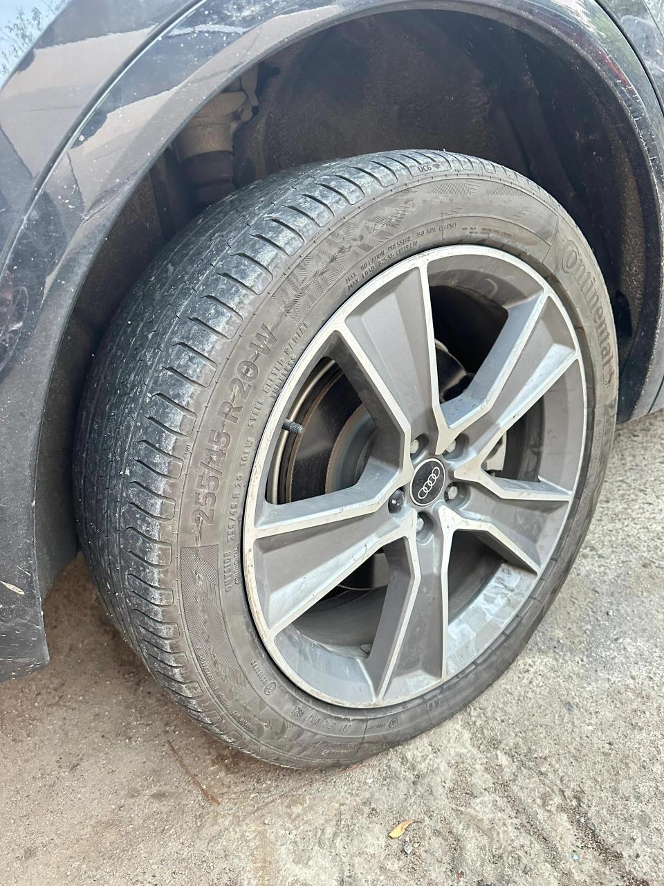 最后直接换了 龙年不利 22年的奥迪q5l 同一个轮胎去年扎钉2次伤痕