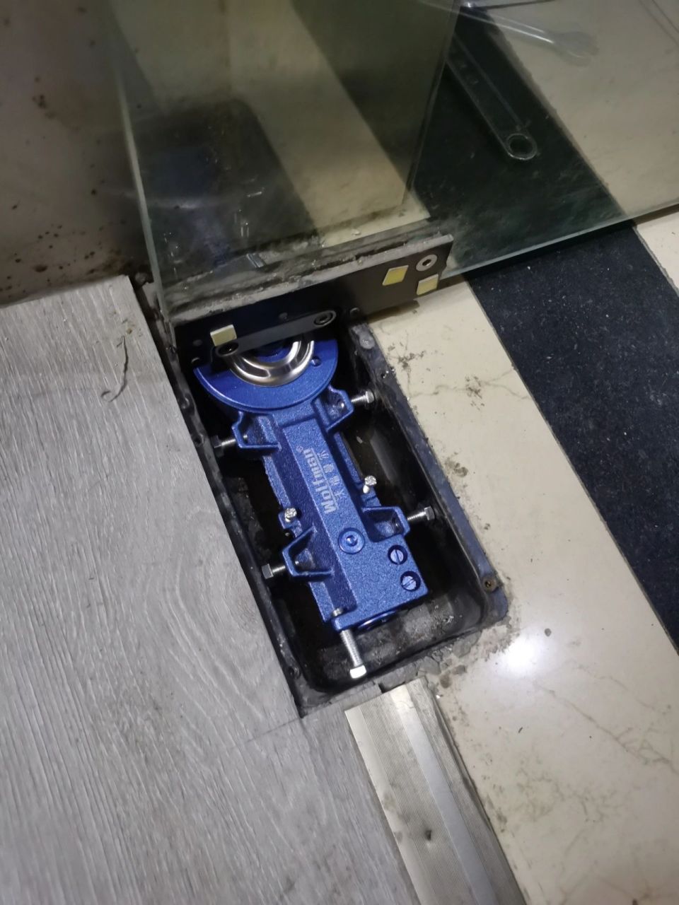 玻璃门地弹簧更换 玻璃门不能正常回弹  漏液压油  锈蚀 都要及时修理