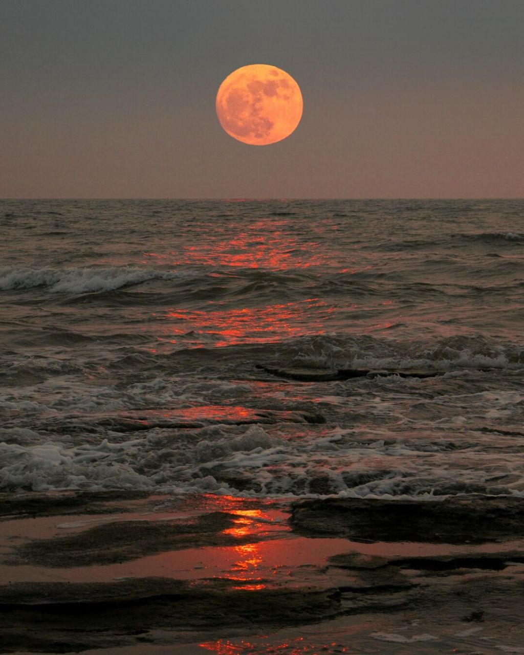 今明两天又将上演超级月亮,先给大家来几张朋友圈.