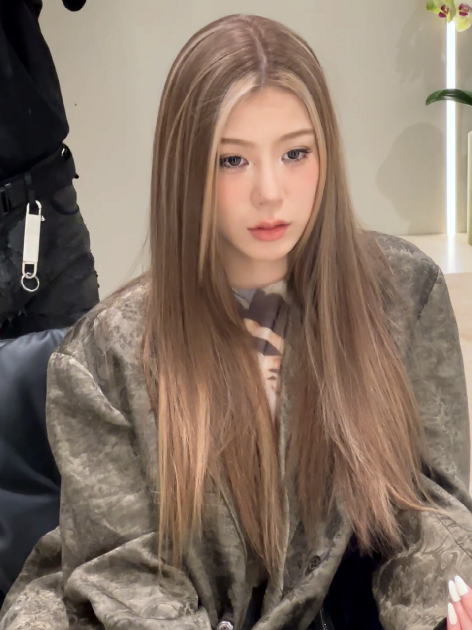 亚裔混血挑染发色 不易撞发型的挑染发型,金色太普通 底色改奶茶看着